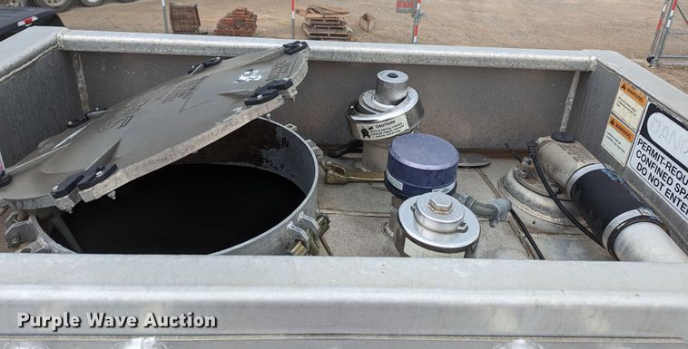 image for item MN9984 2015 MAC  tank trailer