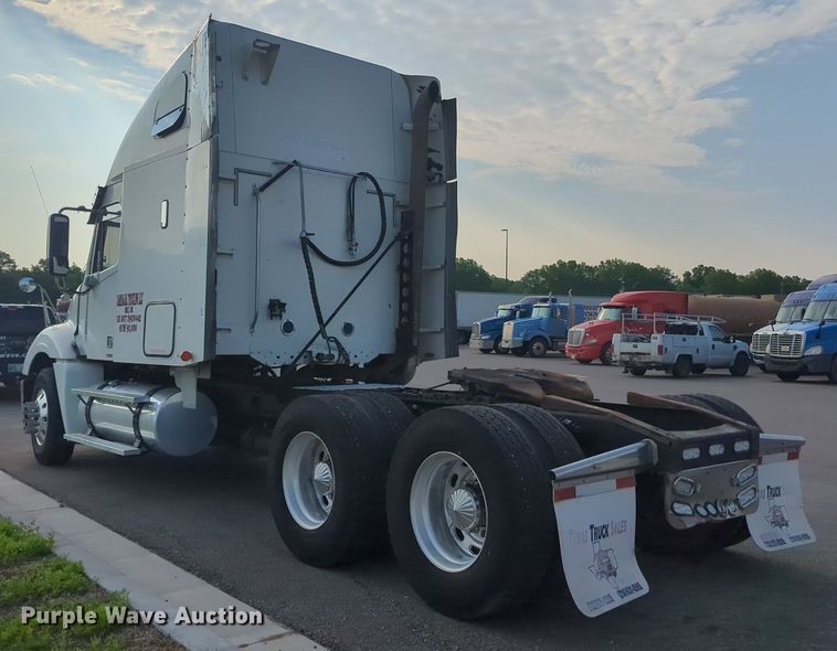 image for item MO9037 2008 Freightliner Columbia  semi truck