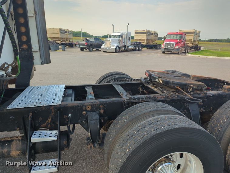 image for item MO9037 2008 Freightliner Columbia  semi truck