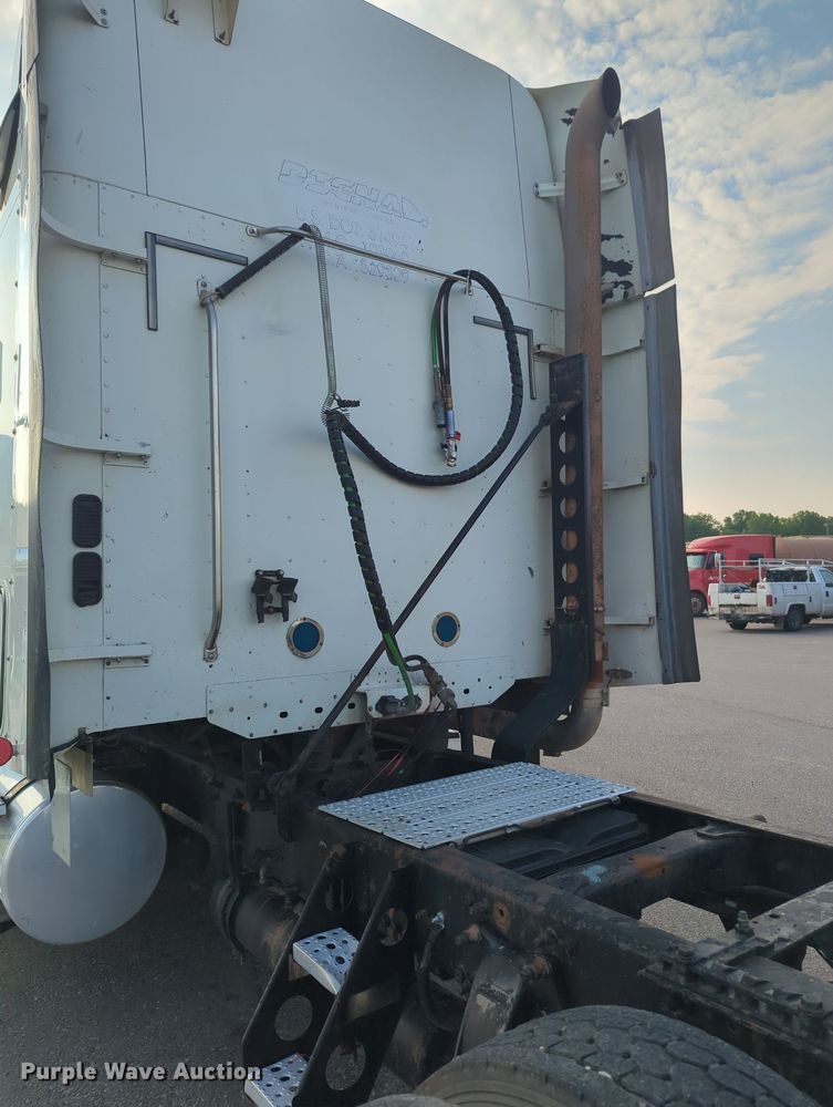 image for item MO9037 2008 Freightliner Columbia  semi truck