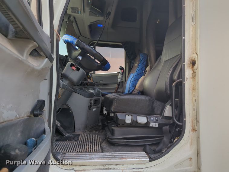 image for item MO9037 2008 Freightliner Columbia  semi truck