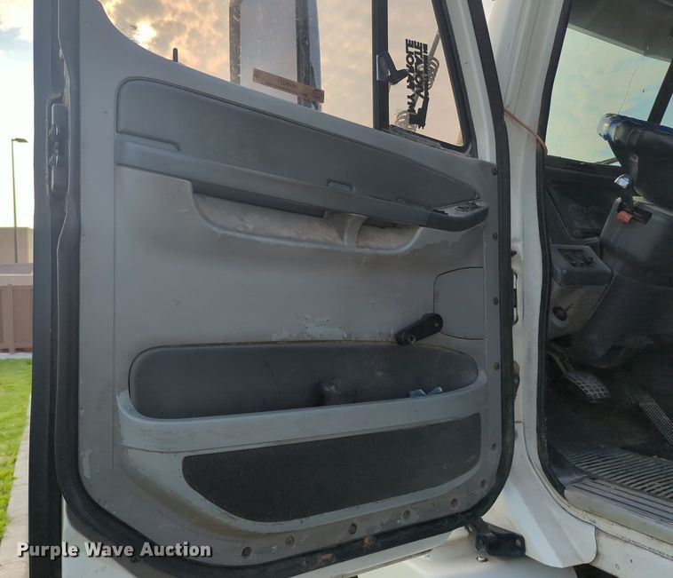 image for item MO9037 2008 Freightliner Columbia  semi truck