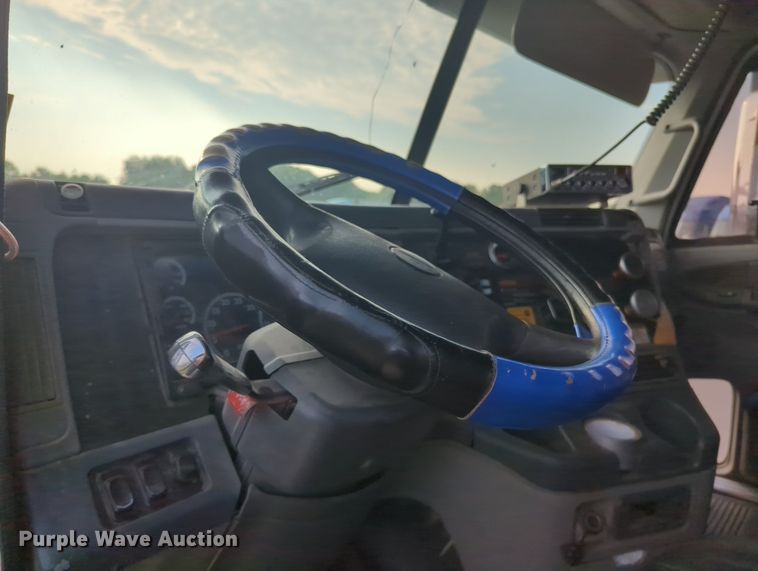 image for item MO9037 2008 Freightliner Columbia  semi truck