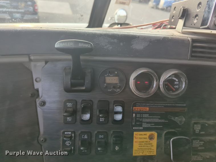 image for item MO9037 2008 Freightliner Columbia  semi truck