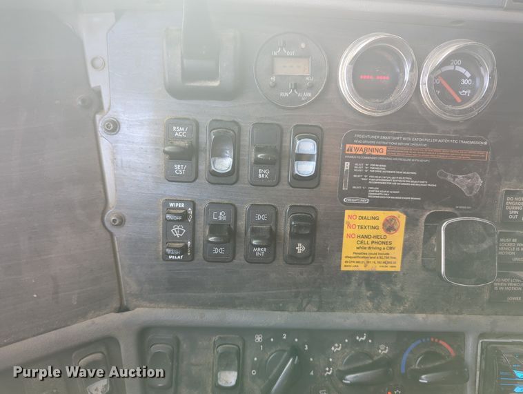 image for item MO9037 2008 Freightliner Columbia  semi truck