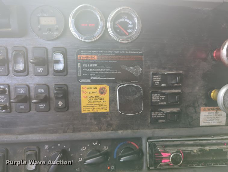 image for item MO9037 2008 Freightliner Columbia  semi truck