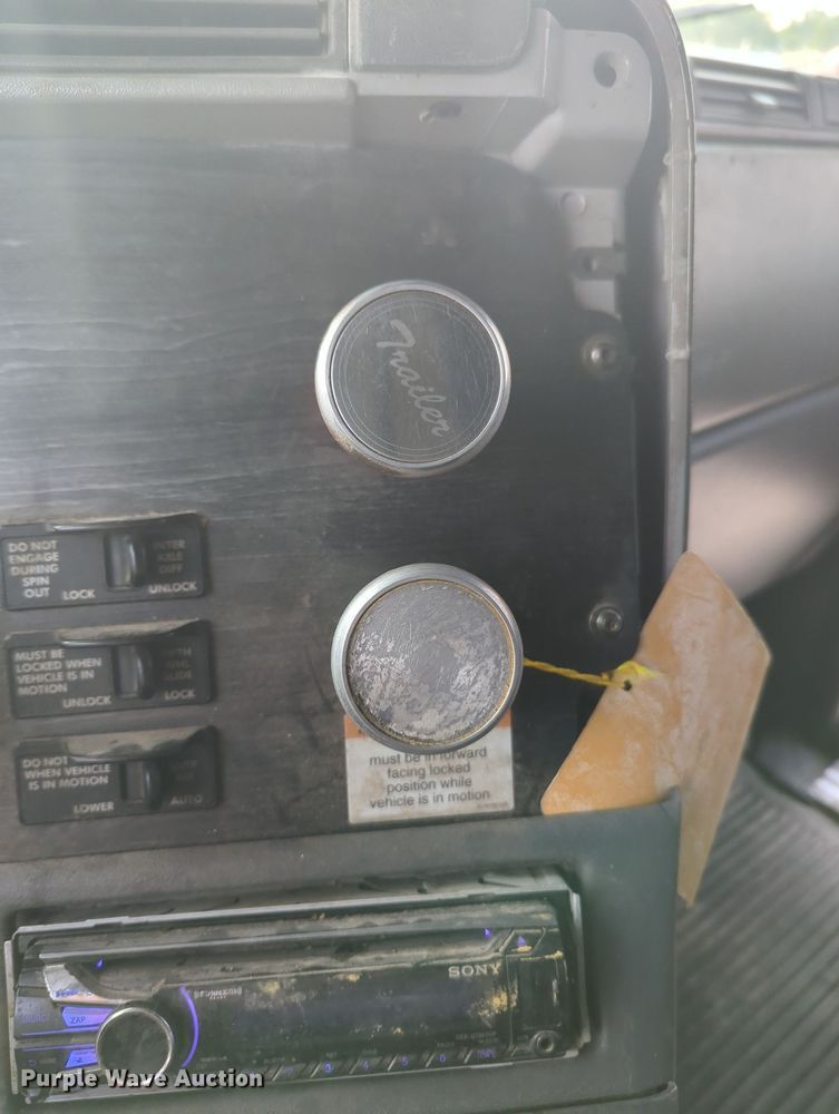 image for item MO9037 2008 Freightliner Columbia  semi truck