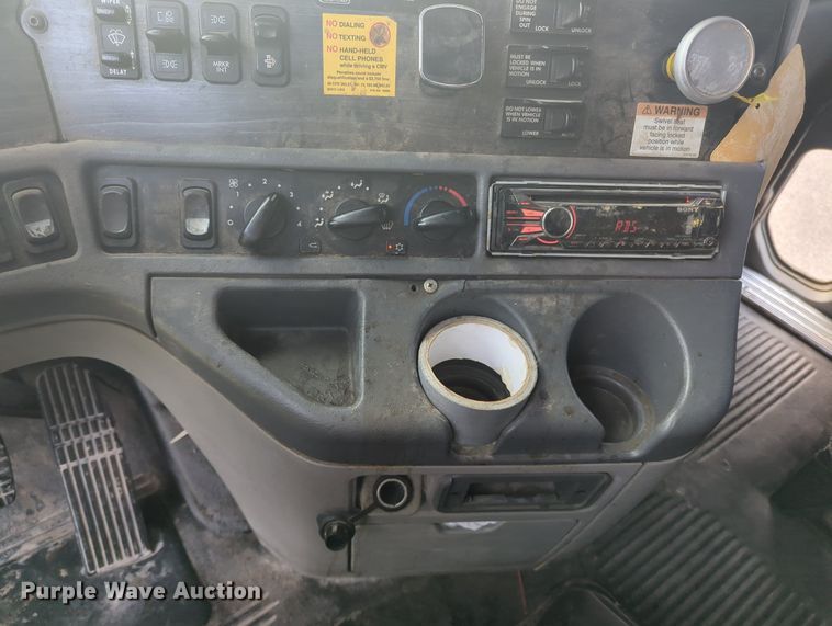 image for item MO9037 2008 Freightliner Columbia  semi truck