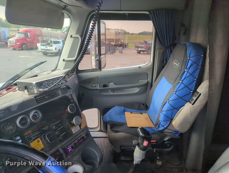 image for item MO9037 2008 Freightliner Columbia  semi truck