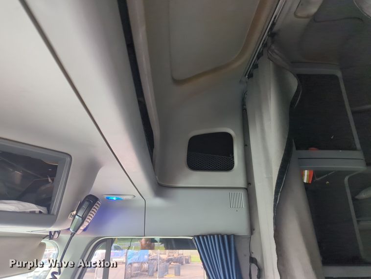 image for item MO9037 2008 Freightliner Columbia  semi truck