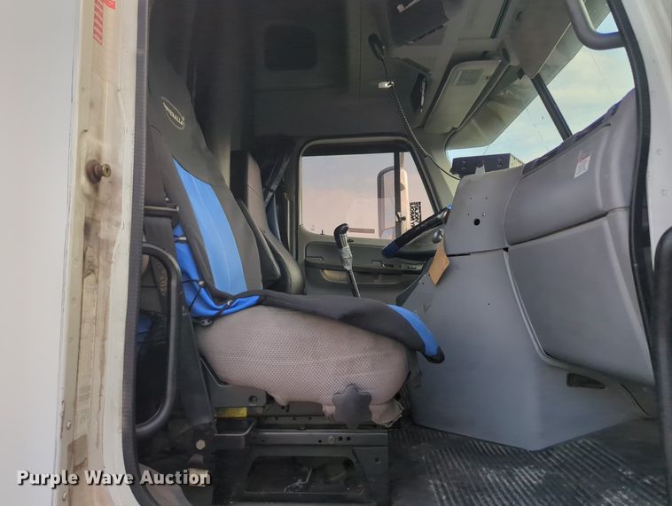 image for item MO9037 2008 Freightliner Columbia  semi truck