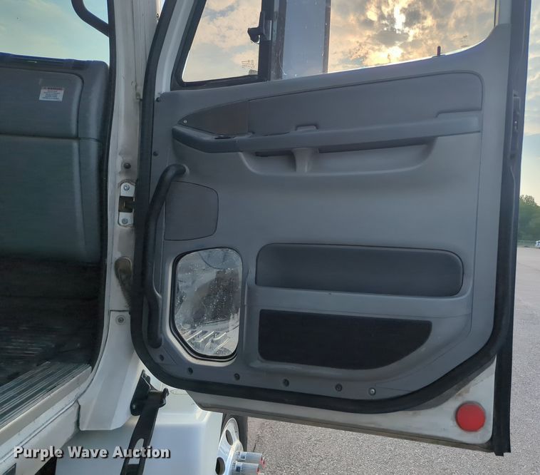 image for item MO9037 2008 Freightliner Columbia  semi truck