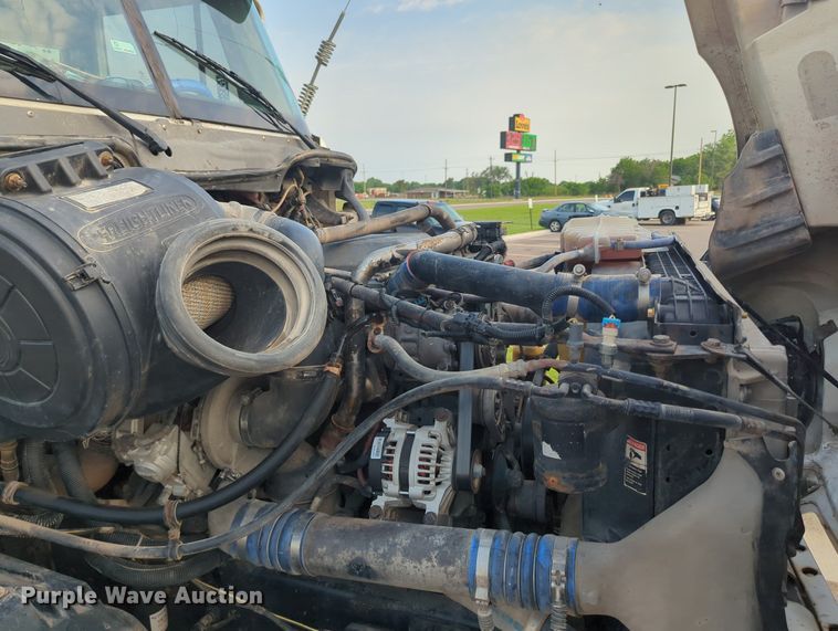 image for item MO9037 2008 Freightliner Columbia  semi truck