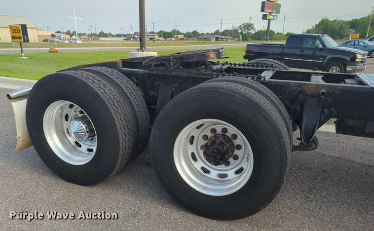 image for item MO9037 2008 Freightliner Columbia  semi truck