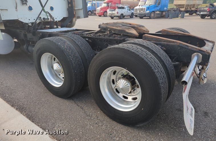 image for item MO9037 2008 Freightliner Columbia  semi truck