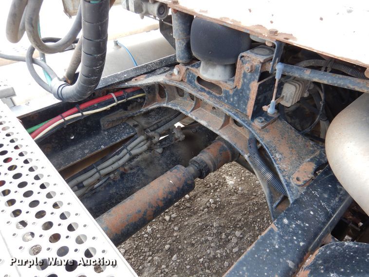 image for item MO9604 1996 Freightliner FL112  semi truck