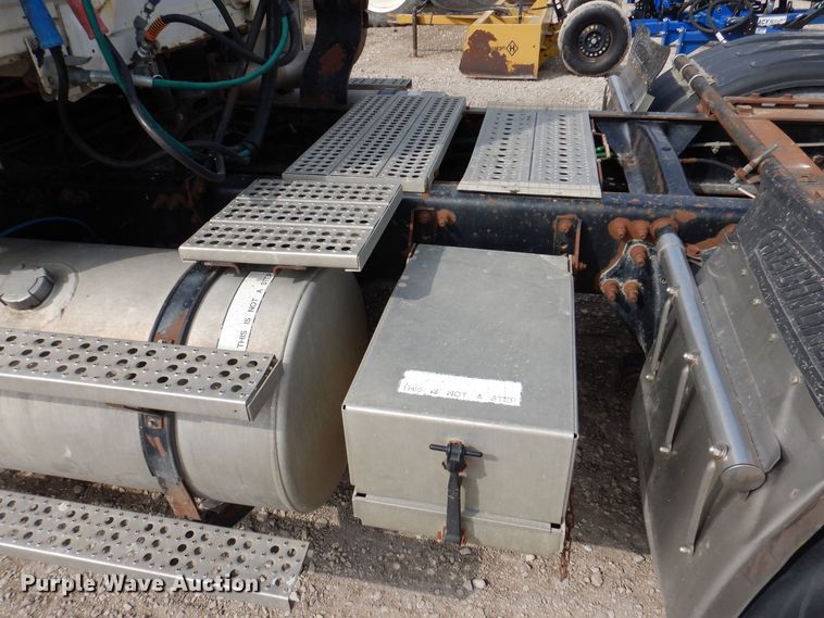 image for item MO9604 1996 Freightliner FL112  semi truck