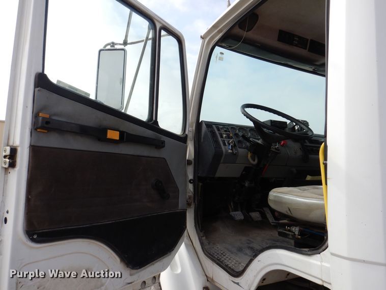 image for item MO9604 1996 Freightliner FL112  semi truck