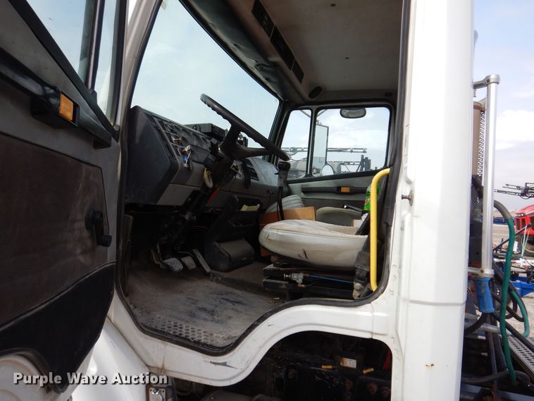 image for item MO9604 1996 Freightliner FL112  semi truck