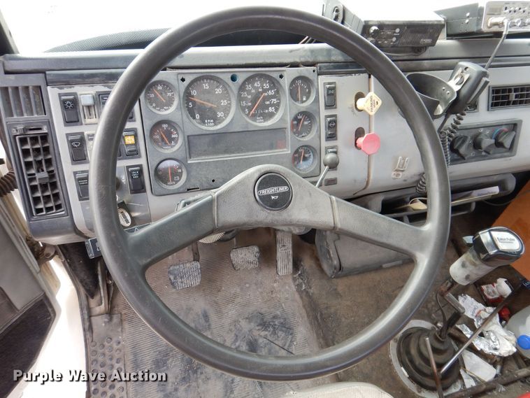 image for item MO9604 1996 Freightliner FL112  semi truck