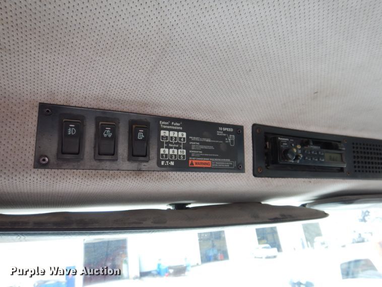 image for item MO9604 1996 Freightliner FL112  semi truck