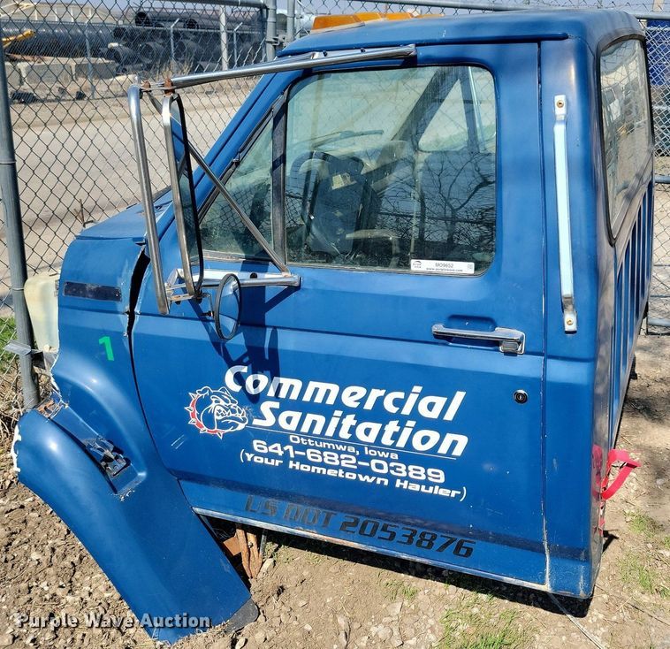 image for item MO9652 1996 Ford F800  truck parts