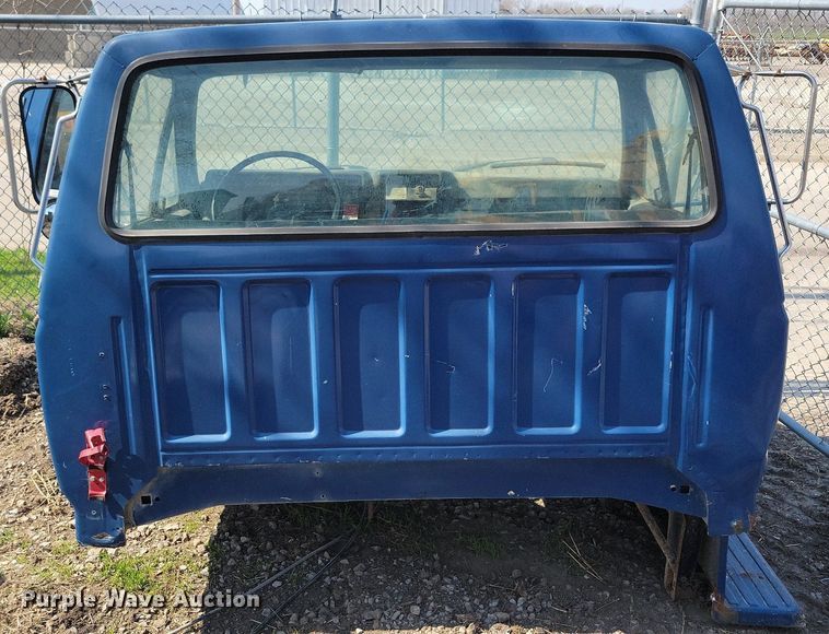 image for item MO9652 1996 Ford F800  truck parts