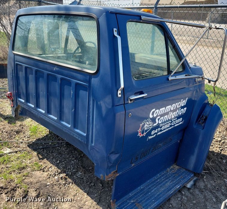 image for item MO9652 1996 Ford F800  truck parts