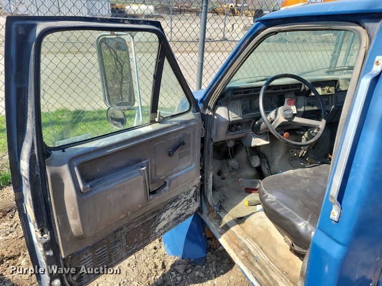 image for item MO9652 1996 Ford F800  truck parts