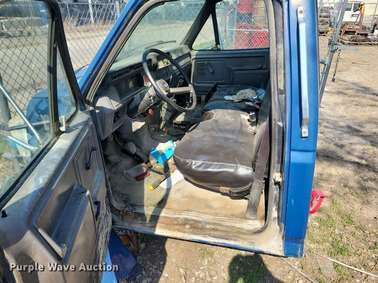 image for item MO9652 1996 Ford F800  truck parts