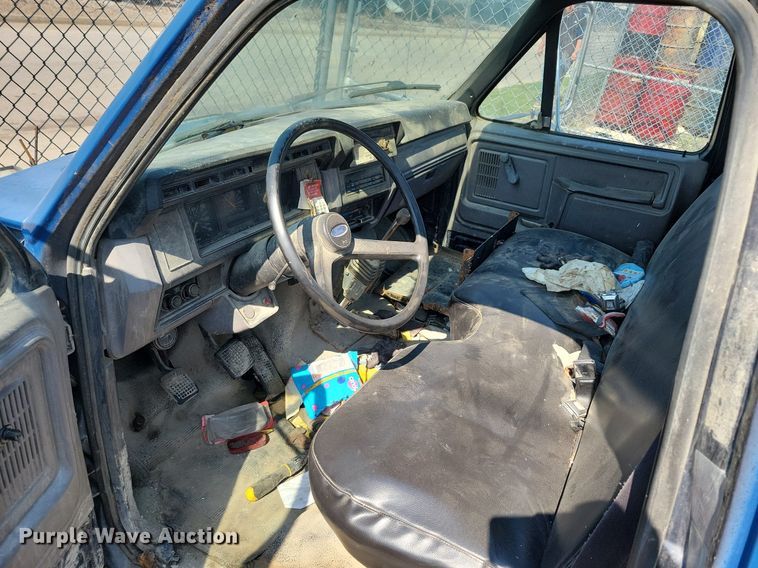 image for item MO9652 1996 Ford F800  truck parts