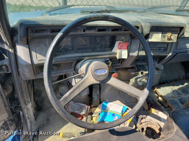 image for item MO9652 1996 Ford F800  truck parts