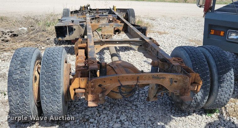 image for item MO9652 1996 Ford F800  truck parts