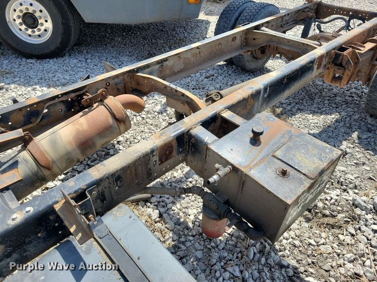 image for item MO9652 1996 Ford F800  truck parts