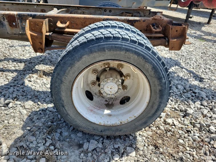 image for item MO9652 1996 Ford F800  truck parts