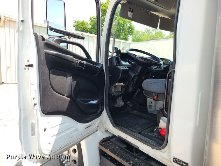 image for item MO9850 2017 Hino 268A  box truck