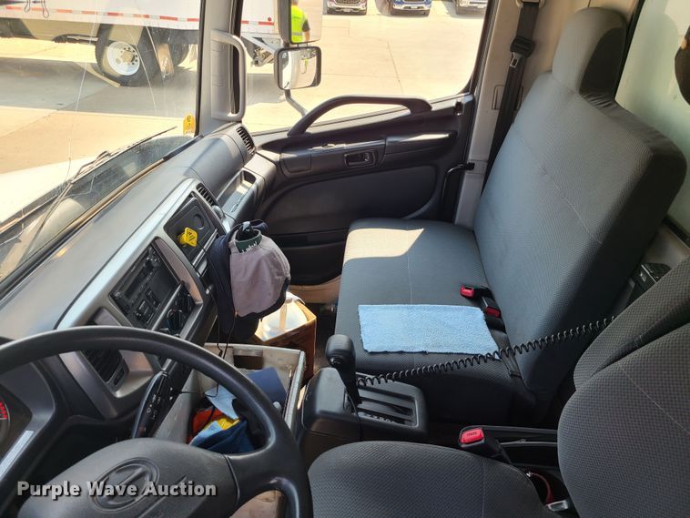 image for item MO9850 2017 Hino 268A  box truck