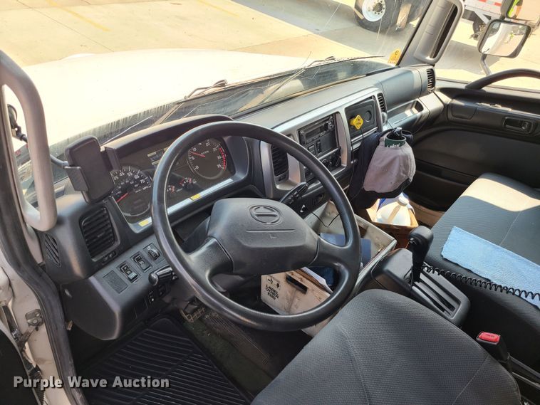 image for item MO9850 2017 Hino 268A  box truck