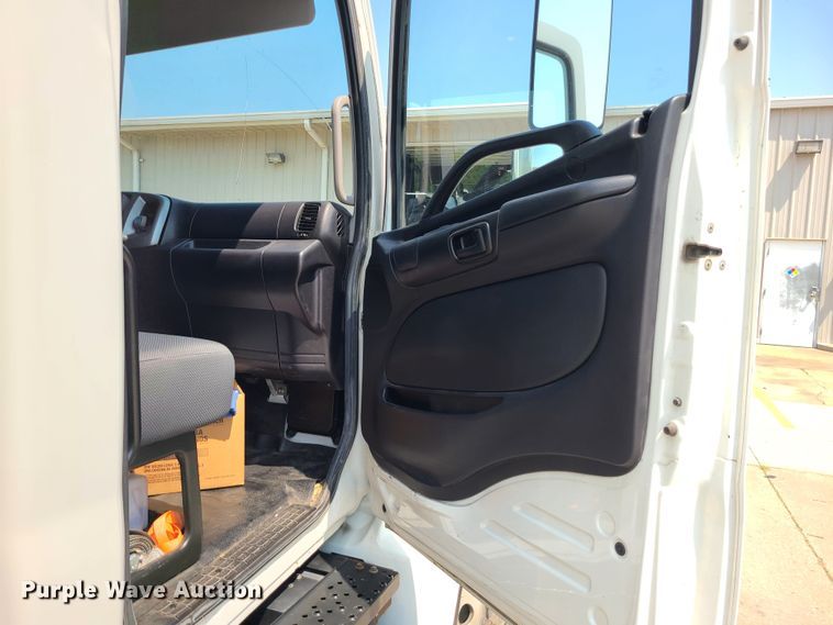 image for item MO9850 2017 Hino 268A  box truck