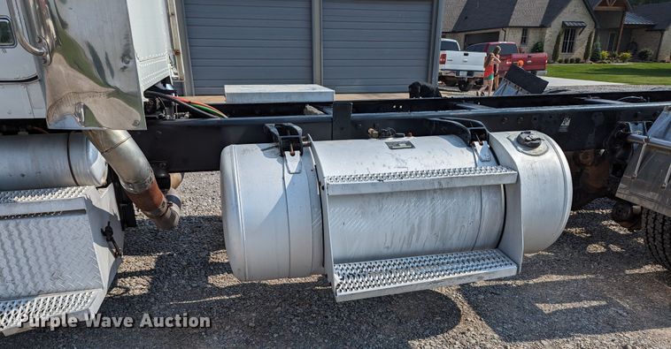 image for item MX9315 1998 Peterbilt 378  truck cab and chassis