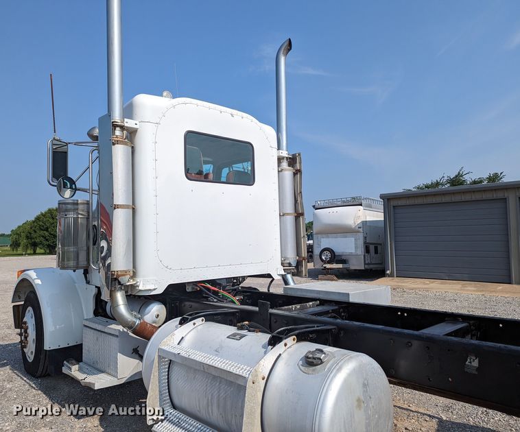 image for item MX9315 1998 Peterbilt 378  truck cab and chassis