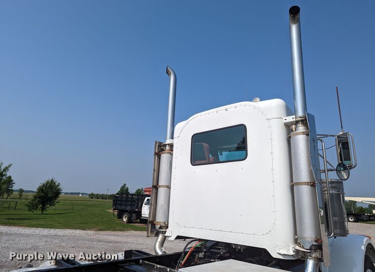 image for item MX9315 1998 Peterbilt 378  truck cab and chassis