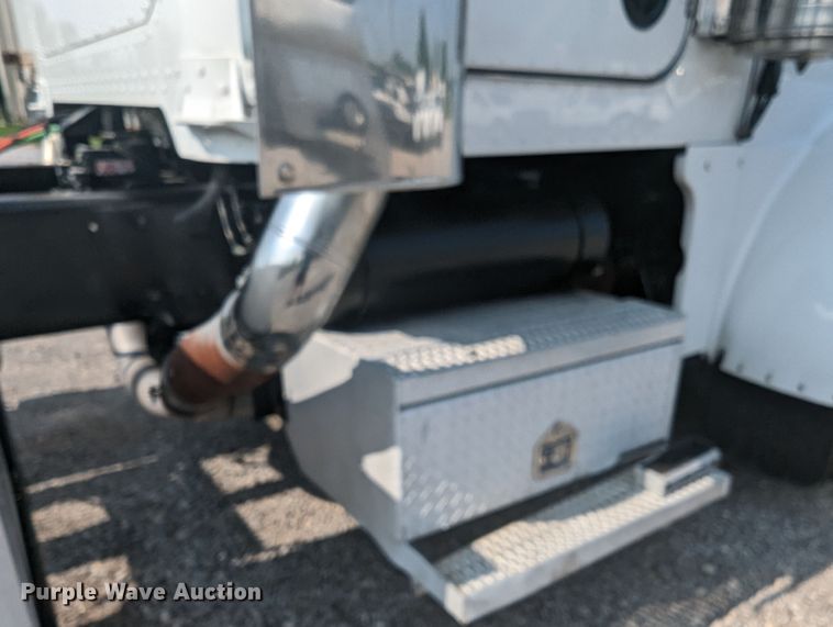 image for item MX9315 1998 Peterbilt 378  truck cab and chassis