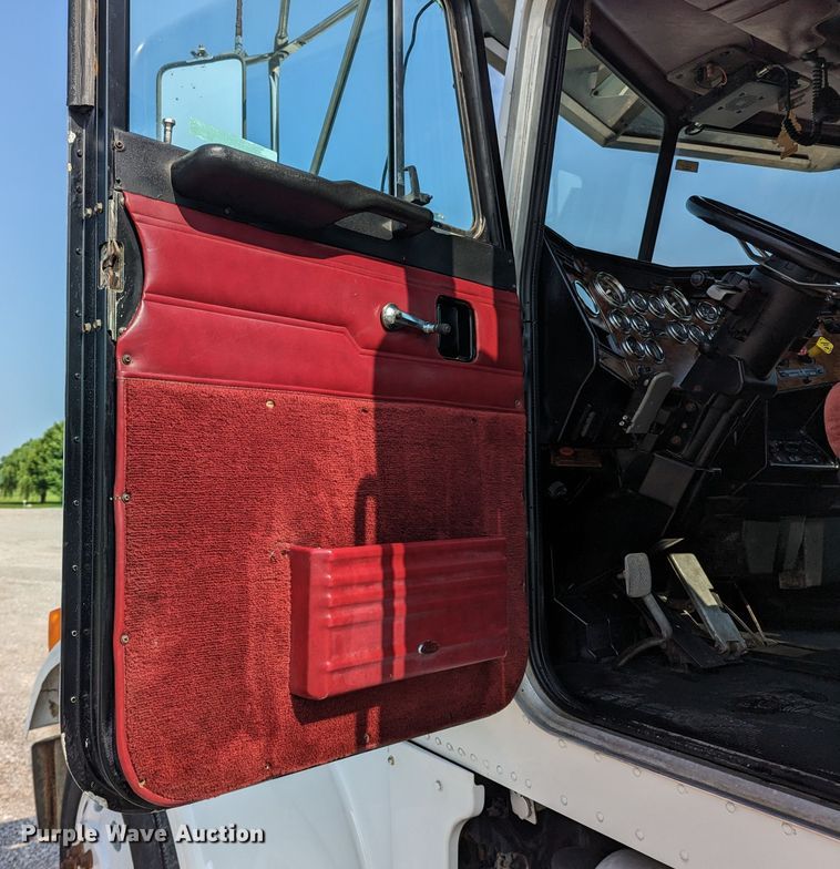 image for item MX9315 1998 Peterbilt 378  truck cab and chassis