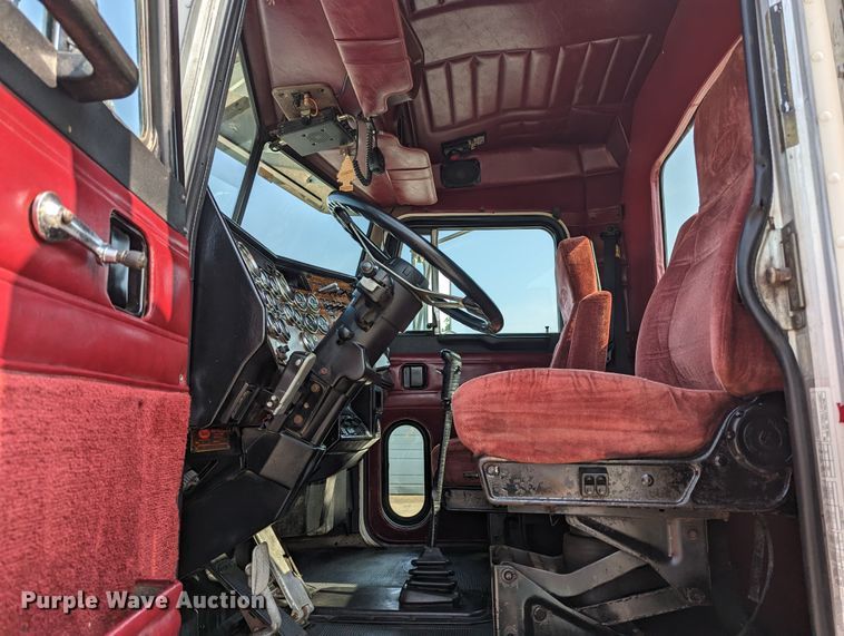 image for item MX9315 1998 Peterbilt 378  truck cab and chassis