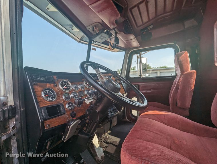 image for item MX9315 1998 Peterbilt 378  truck cab and chassis