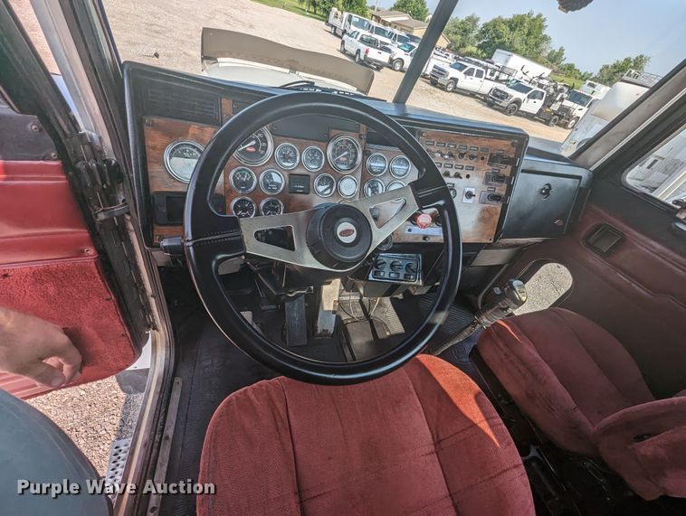 image for item MX9315 1998 Peterbilt 378  truck cab and chassis