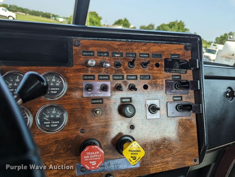 image for item MX9315 1998 Peterbilt 378  truck cab and chassis