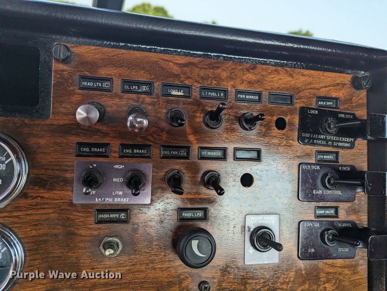 image for item MX9315 1998 Peterbilt 378  truck cab and chassis