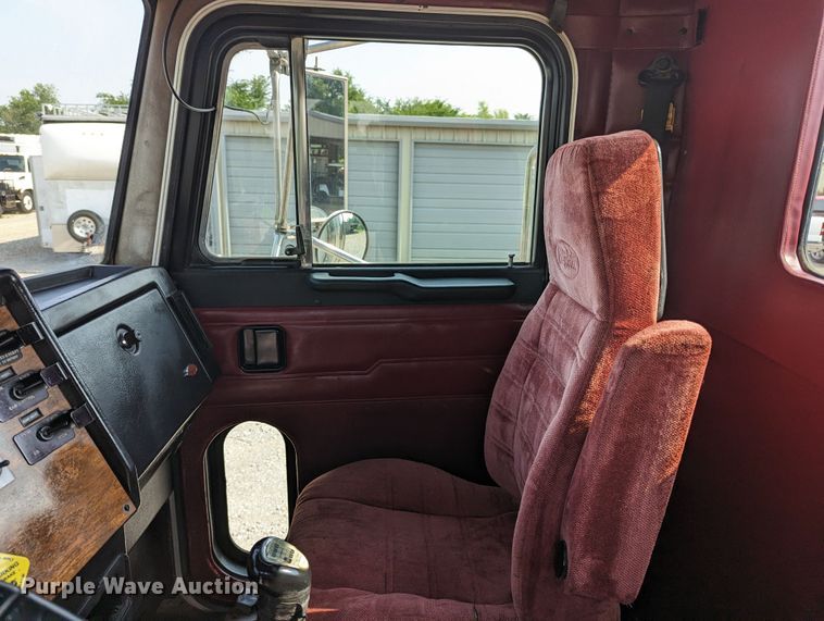 image for item MX9315 1998 Peterbilt 378  truck cab and chassis